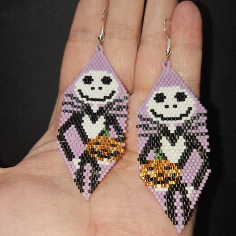 Nightmare Before Christmas Beaded Earrings, Jack Skellington Earrings, Easy Beading Patterns Free, Beaded Bat Earrings, Bead Designs Pattern, Halloween Beadwork, Emma's Goodies, Beaded Halloween Earrings, Cindy Lu