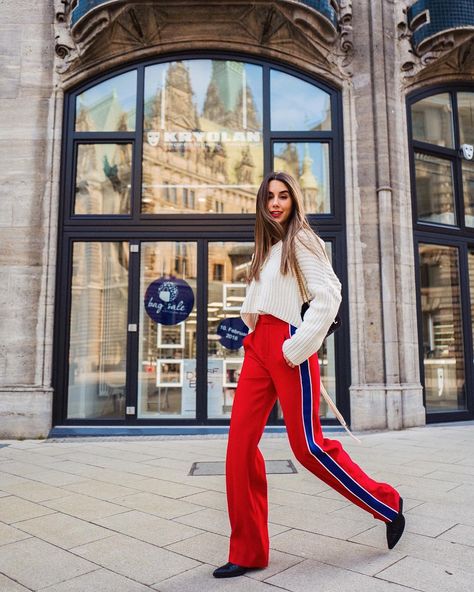 Take a walk on the wild side⚡️ #happyweekend Sweater Outfits Dressy, American Casual Style, Red Pants Outfit, Spring Sweater Outfits, Red Wide Leg Pants, Side Stripe Trousers, Zara Store, Red Trousers, Gingham Pants