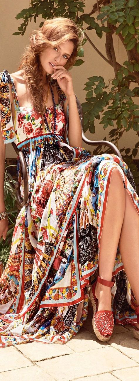 Dress and bag by Dolce & Gabbana : Espadrilles by Valentino Folk Outfit, Estilo Hippie Chic, Style Hippy, Mode Prints, Moda Hippie, Boho Mode, Bianca Balti, Estilo Hippy, Mode Hippie