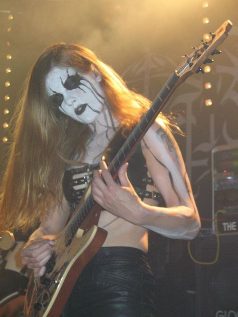 Obscura – Hanna van den Berg (Netherlands) is a Black Metal musican who played in bands such as Asagraum (Vocals, Bass, Guitar), Draugur (lead guitar), Infestis (lead guitar) and Wolvenbloed (bass) Heavy Metal Shirts, Chica Heavy Metal, Chicas Punk Rock, Cultura Punk, Metalhead Girl, Black Metal Girl, Arte Gif, Metal Chicks, Black Metal Art