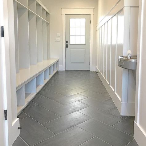 Modern Mudroom Ideas, Modern Mudroom, Room Tiles Floor, Entryway Designs, Entryway Tile, Mudroom Flooring, Laundry Room/mud Room, Entryway Flooring, Mudroom Ideas