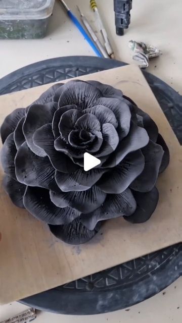 Large Clay Flowers, Clay Flower Sculpture, Black Clay Ideas, Ceramic Flowers How To Make, Clay Art Sculptures, Flower Clay Art, Black Clay Pottery, Creative Sculpture, Flower Clay