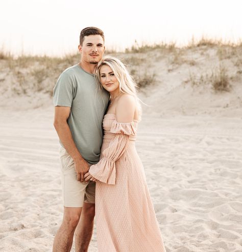 Always a moment for mom and dad to shine during an extended family shoot with plenty of hands fighting over who gets to hold babe ❤️ Mom And Dad Photoshoot, Mom And Dad Poses, Mom And Dad Pictures, Mom And Dad Photos, Holding Hands Pictures, Family Beach Photoshoot, Fam Pics, Dad Pictures, Family Picture Poses