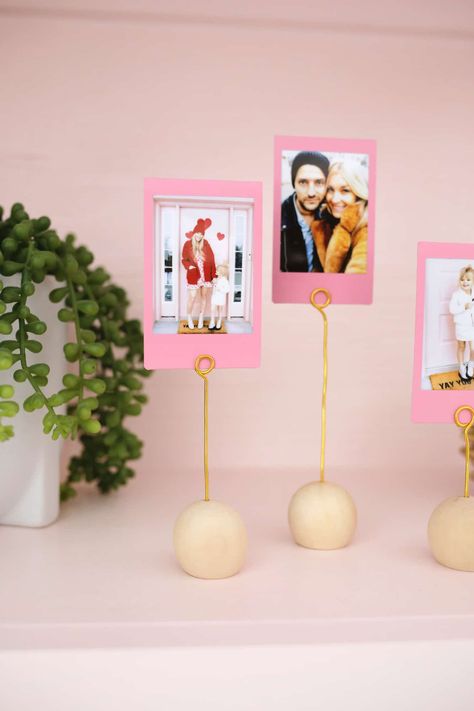 Diy Photo Holder, A Beautiful Mess, Picture Holders, Photo Stands, Easy Diy Gifts, Diy Holder, Photo Holder, Wool Balls, Photo Holders