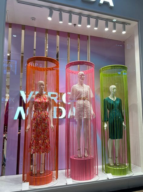 Fashion Window Display Ideas Creative, Visual Merchandising Window Displays, Creative Window Display Ideas, Fashion Store Window Display, Retail Window Design, Window Display Design Fashion, Fashion Store Design Boutiques, Mannequin Display Ideas, Visual Merchandising Ideas