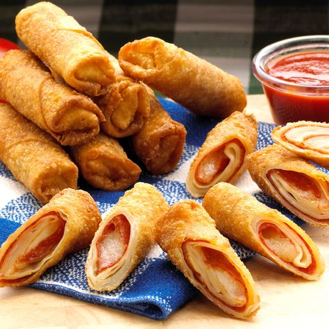 Pizza Logs Recipe, Pizza Logs, Deep Fried Pizza, Pizza Roll, Pizza Fries, Diy Pizza, Making Homemade Pizza, Egg Roll Recipes, Roll Recipes