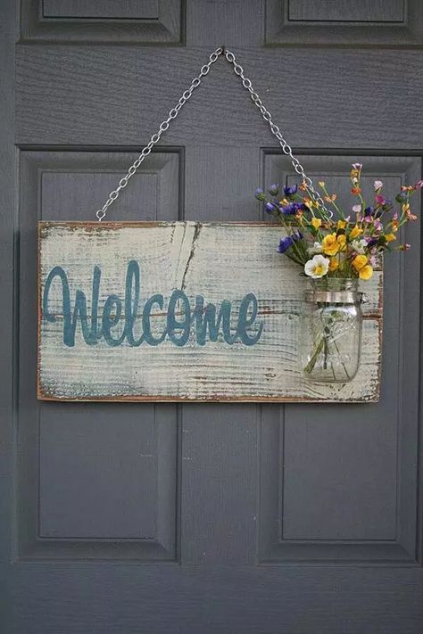 Spring Diy Projects, Spring Door Decoration, Diy Frühling, Easter Wood Crafts, Spring Decor Diy, Diy Wood Signs, Diy Holz, Welcome Decor, House Gifts