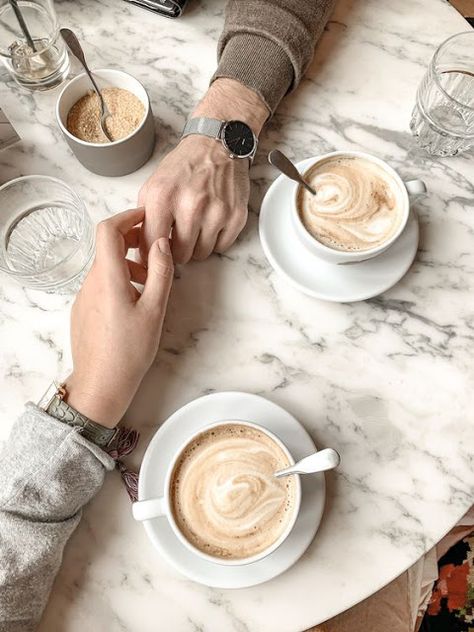 Listo... Coffee Shop Photography, Couple Coffee, Couple Hands, Coffee Shop Aesthetic, Couple Style, Shop Bar, Coffee Photography, Aesthetic Coffee, Coffee Date