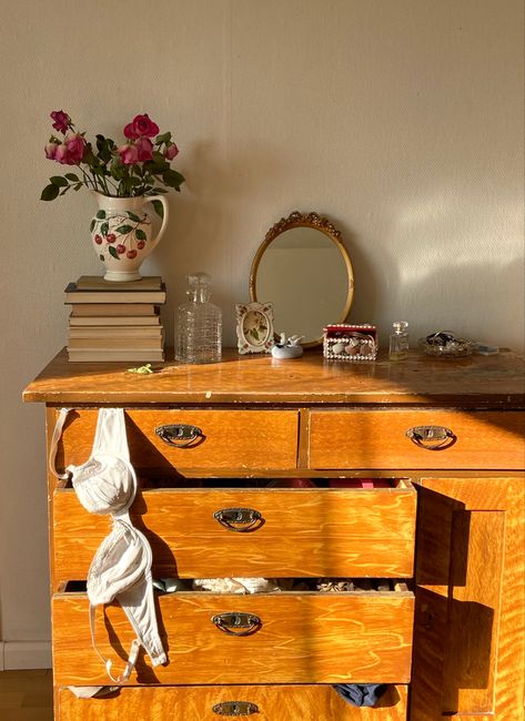 Wooden Vintage Bedroom, Cottagecore Dresser Decor, Dresser Decor Vintage, Little Women Bedroom Aesthetic, Vintage Dresser Aesthetic, Dresser Bedroom Aesthetic, Hufflepuff Inspired Bedroom, Dresser Inspo Aesthetic, Cottagecore Nightstand