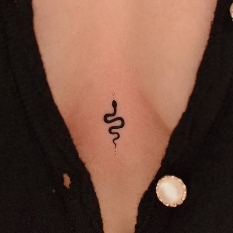 Black Snake Tattoo, Tattoo Sternum, Small Snake Tattoo, Tato Minimal, Snake Tattoo Design, Chest Tattoos For Women, Sternum Tattoo, Different Tattoos, Classy Tattoos