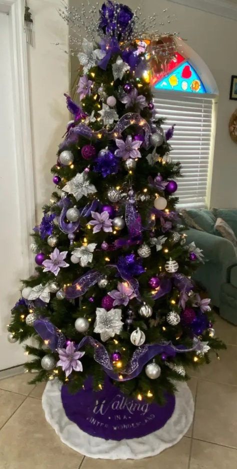 Christmas Tree With Purple Decorations, Purple Decorated Christmas Tree, Purple Themed Christmas Tree, Purple And Green Christmas Tree, Purple And Silver Christmas Tree Ideas, Christmas Tree Ideas Purple, Christmas Tree Purple Decorations, Purple And White Christmas Tree, Purple Xmas Tree