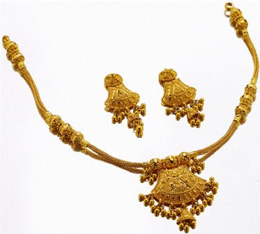 Indian gold necklace set. Gold Kanthi Design, Kanthi Necklace Gold, Gold Neckles, Perhiasan India, Fancy Jewelry Necklace, Modern Gold Jewelry, Gold Jewelry Simple Necklace, Gold Mangalsutra Designs, Beautiful Gold Necklaces