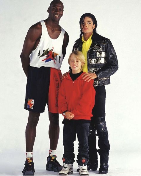 Michael Jordan, Michael Jackson and Macaulay Culkin in 1991. Michael Jackson And Michael Jordan, Michael Jackson Macaulay Culkin, Michael Jackson And Macaulay Culkin, Macaulay Culkin 2000s, Macaulay Culkin 90s, Michael Jackson 90s, Michael Jordan Style, Michael Jackson 1990, Michael Jordan 90s