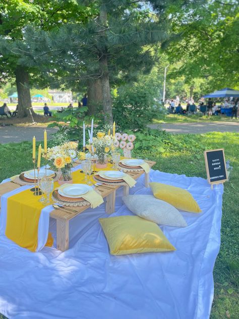 Yellow Birthday Picnic, Yellow Picnic Table, Yellow Theme Picnic, Yellow Picnic Party, Yellow Picnic Ideas, Decorated Picnic Tables, Lemon Themed Picnic, Picnic Aesthetic Set Up, Sip And Paint Party Aesthetic