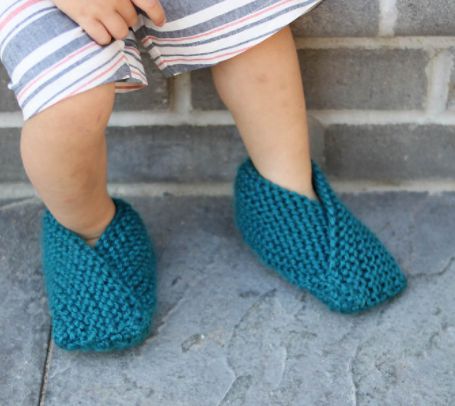 The Zooming Toddler Easy Knit Slipper Pattern will be just what your little one needs to have happy toes! Children's Knitted Slippers, Slippers Knitting Pattern, Knitting Slippers, Charity Knitting, Kids Knitting, Knit Slippers, Aran Cardigan, Knitted Slippers Pattern, Yarn Ideas