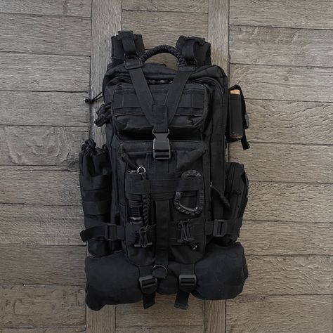 My old tactical backpack on the road again #packconfig #adventure #edc #backpack #travel Tactical Accessories Camping, Survival Backpack Aesthetic, Backpack Apocalypse, Black Tactical Outfit, Spy Backpack, Apocalypse Backpack, Tactical Outfit, Mochila Edc, Tactical Bags