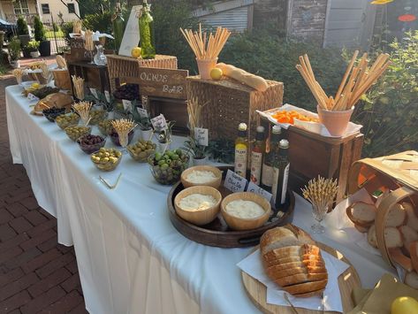 Italian Wedding Snacks, Olive Bar Wedding, Olive Bar Ideas, Olive Oil Tasting Bar, Pickle Bar Wedding, Wedding Cocktail Hour Snacks, Verona Wedding, Salad Wedding, Wedding Cocktail Hour Food