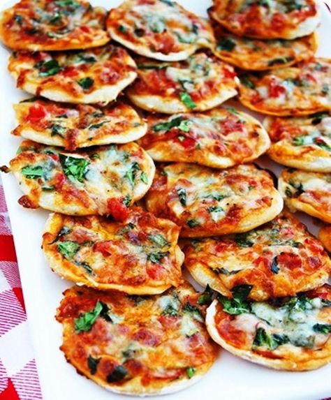 14 Savoury Snacks Finger Foods - Fill My Recipe Book Recept Sandwiches, Mexikansk Mat, Resep Pizza, Fest Mad, Pizza Fatta In Casa, Mini Pizzas, Pizza Bites, Crust Pizza, Mini Pizza