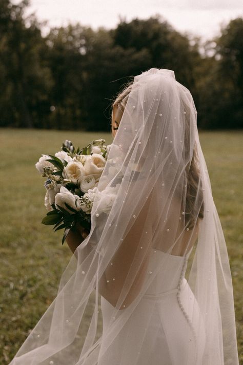 Bride Detail Shots Photo Ideas, Close Up Wedding Photos, Bridal Shots The Bride Photo Ideas, Bridal Portraits Poses Outdoor, Bridals Photo Shoot, Bride Detail Shots, Bride Solo Poses, Colorado Photoshoot, Veil Photography