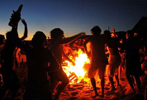 Bonfire Dance Party (in the mountains instead of the beach, obvi) Beach Bonfire Parties, La Beach, Bonfire Party, Beach Fire, Camping Aesthetic, Beach Bonfire, Surf Camp, Camping Party, Summer Bucket Lists