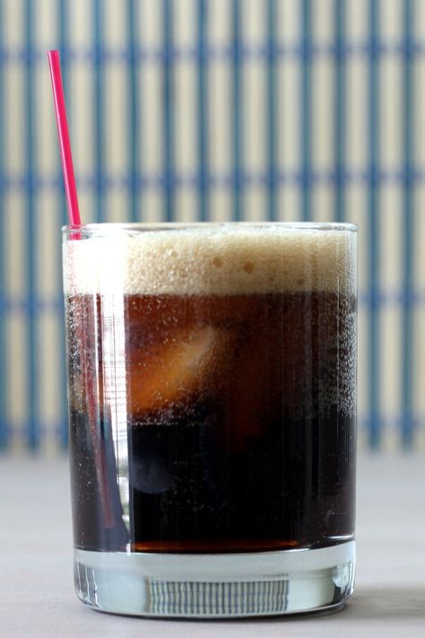 Long Black Russian cocktail drink recipe with Kahlua, vodka and cola. Black Russian Drink, Black Russian, Boozy Drinks, Champagne Cocktail, Cocktail Drinks Recipes, Alcohol Drink Recipes, Drink Recipe, Russian Recipes, Drinks Alcohol Recipes