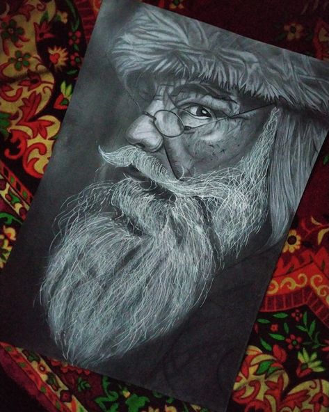 Santa Claus Drawing, Inktober Illustration, Sketching Painting, Santa Paintings, Marilyn Monroe Portrait, Sketchbook Artist, Painting Pencil, Drawing Realistic, Realistic Sketch