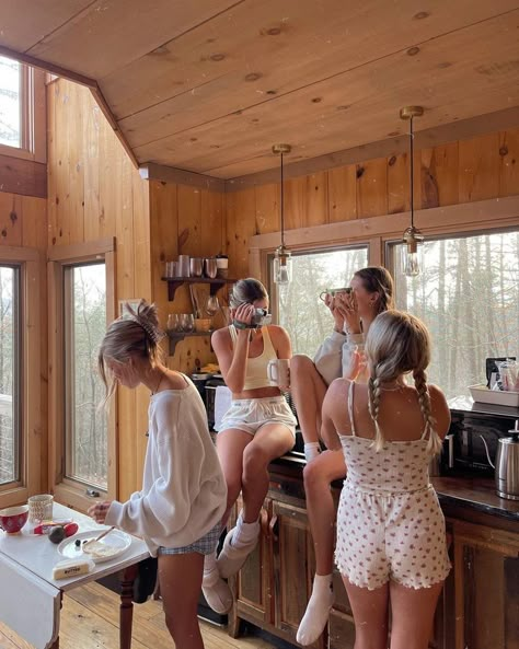 Cabin Trip, Drømme Liv, Lev Livet, Female Friendship, Senior Trip, Photographie Inspo, Images Esthétiques, Friend Goals, Friend Photoshoot