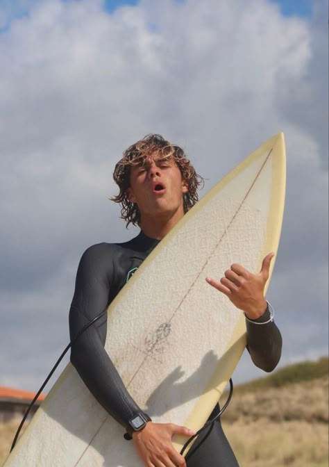 Surfer Boy Aesthetic, Boys Aesthetic Outfits, Surf Boy, Surfer Aesthetic, Surf Boys, Hot Surfers, Surfer Guys, Surf Van, Surfer Hair