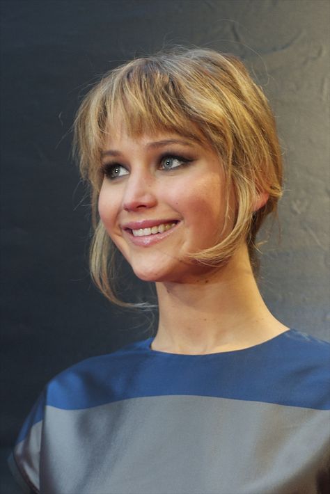 jennifer lawrence Jennifer Lawrence Bangs, Oscars Hairstyles, Jennifer Lawrence Hunger Games, Jennifer Laurence, Jennifer Lawrence Hair, Growing Out Bangs, Jennifer Lawrence Photos, Round Face Shape, James Mcavoy