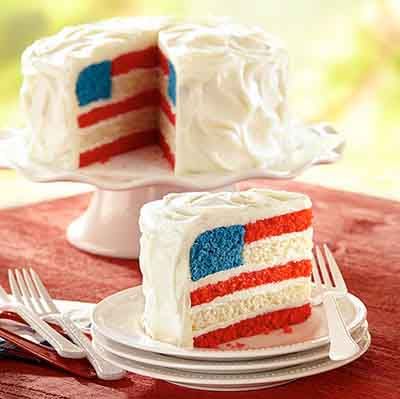 American Flag Cake Flag Cake Recipe, American Flag Cake, Coconut Dessert, Flag Cake, Patriotic Food, 4th Of July Cake, 4th Of July Desserts, Brownie Desserts, Fourth Of July Food