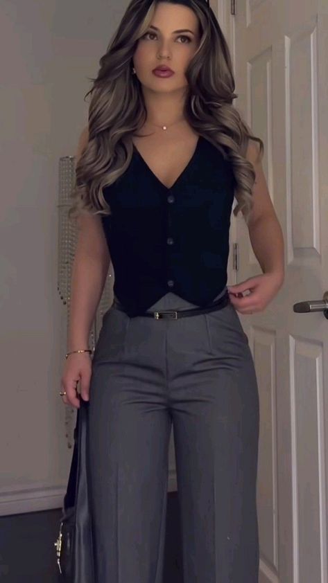 Look Working Girl, Cute Professional Outfits, Elegance Dress, Luxury Photography, Professional Outfits Women, Stylish Work Attire, Business Casual Outfits For Work, Elegante Casual, Classy Fashion