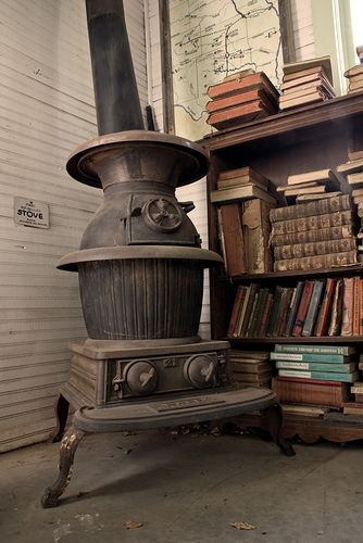 https://flic.kr/p/439vXs | School House Stove | Curl up next to the stove with a good book. Old Wood Stove, Potbelly Stove, Antique Cast Iron Stove, Colonial Kitchens, Antique Wood Stove, Wood Burning Cook Stove, Parlour Stove, Fireplace Stove, Pot Belly Stove