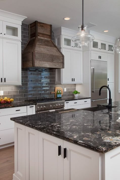 One kitchen trend that’s gaining momentum as we head into the new year is white cabinets with black countertops, commonly referred to as the ‘tuxedo kitchen.’ Not only is the contrast of white against black dramatic and alluring, it’s practical. Black countertops hide stains and smudges, while white cabinets are a timeless and functional choice for any kitchen design style. White Cabinets Black Countertops, Model Dapur, Architecture Renovation, Kitchen Design Styles, Interior Dapur, Dark Countertops, Black Granite Countertops, Black Countertops, Kabinet Dapur