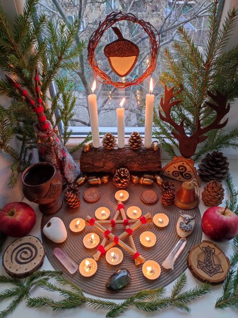 New Years Altar, Samhain Altar Decorations, January Altar Ideas, Pagan Offerings, Yule Altar Ideas, Yule Alter, Pagan Altar Ideas, Norse Pagan Altar, Yule Altar