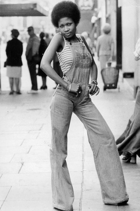 This groovy lady wearing good ol’ overalls: | 16 Pictures That Prove That The… 70s Black Fashion, Shop Assistant, Vintage Street Style, African American Fashion, Fashion 1970s, Vintage Black Glamour, Retro Mode, 1970s Fashion, Style Noir