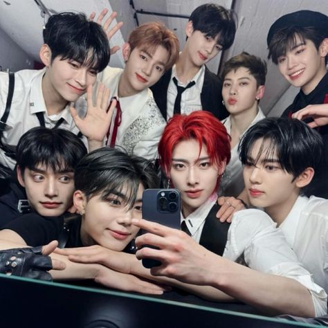 zerobaseone zb1 group photo ot9 lq icons Under Your Spell, Baby Pink Aesthetic, Emo Bands, Yu Jin, Group Photos, Kpop Guys, Kpop Boy, Kpop Wallpaper, May 1