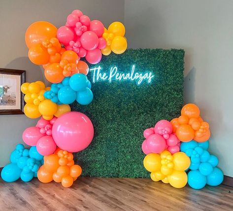 Bryan & College Station, Texas | Poppin’ Texas - Balloon Artists on Instagram: "Celebrating the Penaloza’s 🥂💕 Featuring our grass wall backdrop 🌿  • • •  #balloondecor #grasswall #grassbackdrop #balloongarland #balloondelivery #balloonarch #ballooninstallation #balloondecoration #balloonhacks #balloontips" Grass Wall With Balloons, Grass Wall Backdrop With Balloons, Balloon Wall Backdrop, Balloon Hacks, Balloon Inspiration, Balloon Walls, Grass Backdrops, Grass Wall Backdrop, Balloons Ideas