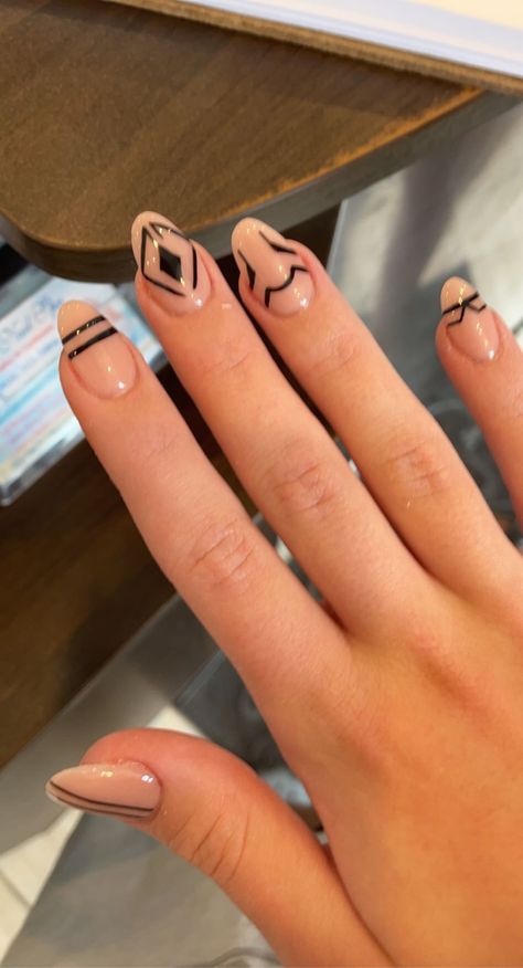 Beige anime nail design jujutsu kaisen Anime Short Nail Designs, Anime Nails Art Ideas, Anime Design Nails, Sukuna Nails Short, Sukuna Nails Acrylic, Sukuna Nail Ideas, Sukuna Inspired Nails, Anime Theme Nails, Anime Short Nails