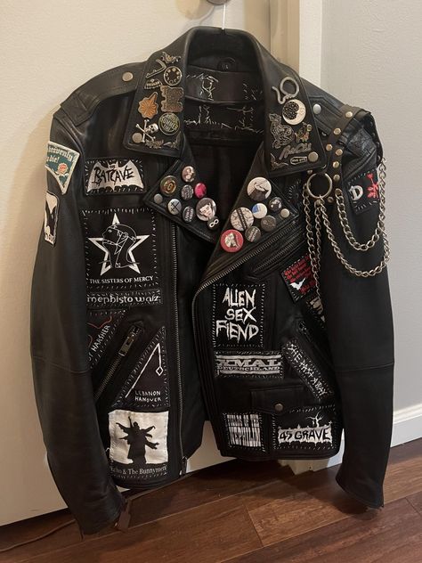 Post punk leather jacket with buttons, pins and badges Painted Battle Jacket, Battle Jacket Inspiration, Metal Patches Jacket, Goth Patch Jacket, Punk Jacket Ideas, Goth Battle Jacket, Leather Battle Jacket, Battle Jacket Metal, Punk Patch Jacket