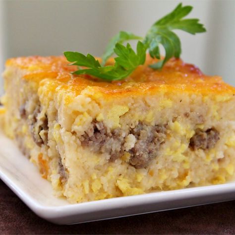 Grits are a must for breakfast in some parts of the world. They are baked with sausage, eggs, and cheese in this fantastic breakfast casserole. Southern Grits, Weeknight Casseroles, Grits Casserole, Brunch Casserole, Cheesy Casserole, Brunch Dishes, What's For Breakfast, Hash Browns, Cereal Recipes