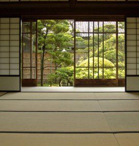 Japan Living Room, Yoga Deck, Japanese Sliding Doors, Japanese House Design, Japanese Door, Japanese Houses, Houses Architecture, Tatami Room, Japanese Style House