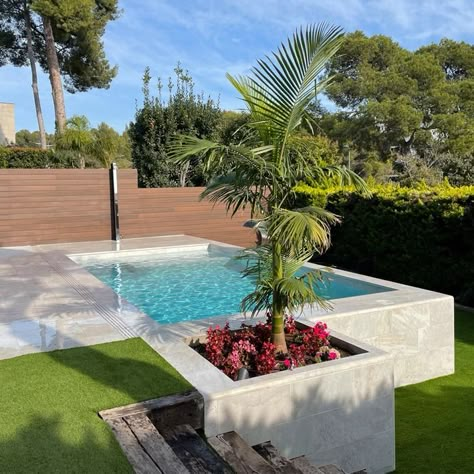 White pools brightening up our eyes and our lives! This above ground pool project is 100% coated with our Pietro White color. You can see the same color also on the terrace. The pool wall is finished with half-round pieces on the edges and corners ➡️ An ideal solution to avoid right angles and achieve a perfect finish ✨  DIVINE Piscinas Gomez design! Garden With Above Ground Pool, Terraced Landscaping With Pool, Retaining Wall Pool Ideas, Pool Half In Ground, Above Ground Pool Stone Surround, Half Above Ground Pool, Half Above Ground Pool Ideas, Above Ground Concrete Pool, Small Round Pool