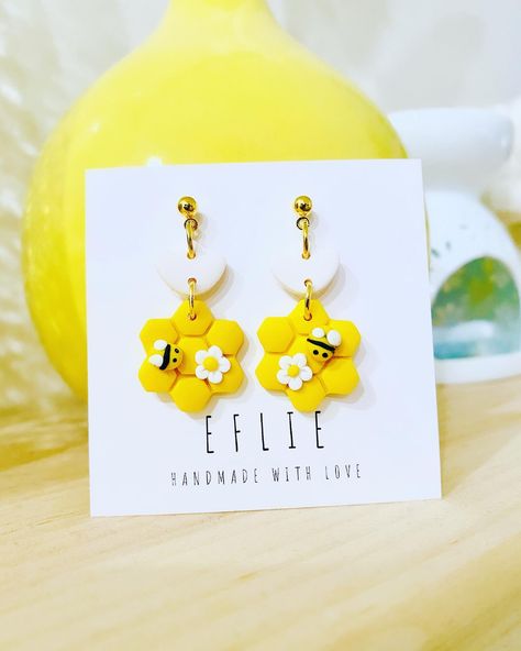 Bumble Bee Clay Earrings, Space Polymer Clay Earrings, Dangling Polymer Clay Earrings, Bee Earrings Clay, Spring Clay Ideas, Super Clay Earrings, Bee Polymer Clay Earrings, Clay Bee Earrings, Cute Earrings Clay