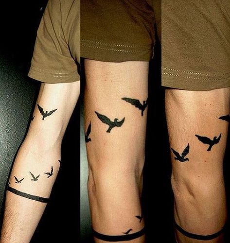 Bird Tattoos Around the Arm for Men Birds Wrapped Around Arm Tattoo, Back Of Neck Tattoo Men, Bird Tattoos Arm, Tattoo Sonne, Bird Tattoo Men, Bird Tattoo Meaning, Tatuagem Masculina Pequena, Flying Tattoo, Small Bird Tattoo