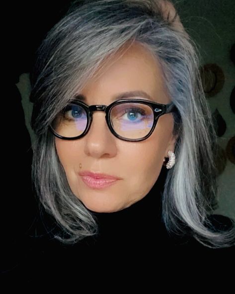 Grey Hair And Glasses, Grey Hair Inspiration, Hair Color Options, Grey Hair Styles For Women, Silver Hair Color, Silver Grey Hair, Nails Colors, Fringe Hairstyles, Color Your Hair