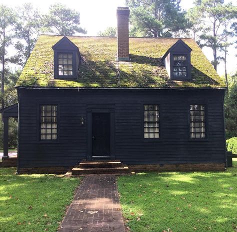 987 Likes, 15 Comments - Austin Mill (@austinmill) on Instagram: “Gate cottage at Elsing Green. Mossy shingle roof, 9 over 9's, greek entrance, and upon peeping…” Gable Cladding, Moody Exterior, Saltbox House Plans, Cape Cod House Exterior, Black Homes, Primitive Houses, Saltbox House, Shingle Roof, Black Houses