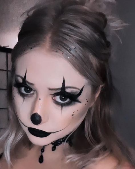 Hair For Clown Costume, Black Clown Halloween Costume, Lady Clown Makeup, Black And White Clown Halloween Costume, Diy Killer Clown Costume For Women, Emo Clown Costume, Scary Female Clown Makeup, Black And White Jester Makeup, Clown Makeup White Face