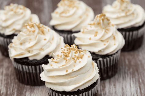 Amazing Copycat Sam’s Club Buttercream Frosting Recipe – Cake Decorist Sams Club Cupcakes, Whipped Icing Recipes, Sams Club Cake, Chocolate Cupcakes With Cream Cheese, Frost Cupcakes, Low Carb Cupcakes, Whipped Icing, Guinness Chocolate, Whipped Frosting