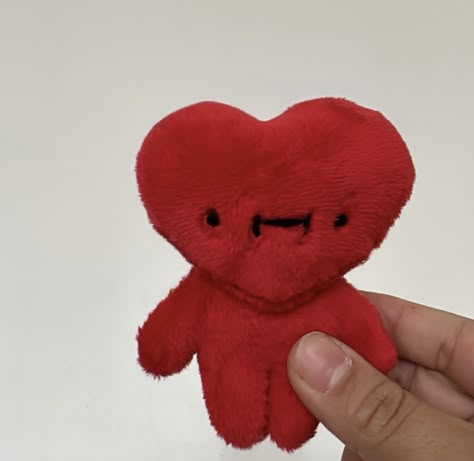 Sewing Ideas Stuffed Animals, Cute Diy Plushies, Hand Sewn Plush, Hand Sewn Plushies, Heart Plush Pattern, Homemade Plushies, Sew Plushies, Plushie Diy, Diy Plushies