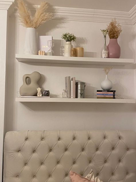 Wall Shelves Bedroom Aesthetic, Decorate Shelves In Bedroom, Decorated Shelves In Bedroom, How To Decorate Shelves In A Bedroom, What To Put On Shelves In A Bedroom, Shelves In Bedroom Aesthetic, Repisas Aesthetic, Floating Shelves Aesthetic, Aesthetic Shelf Ideas